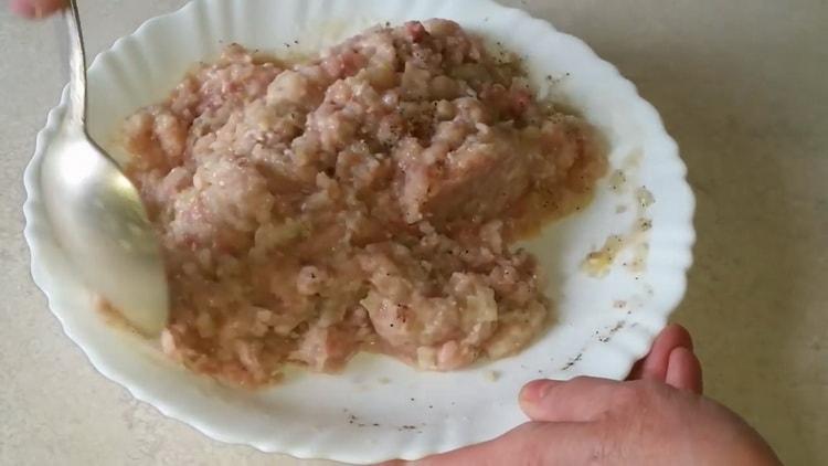 Für die Zubereitung von Blätterteigpasteten bereiten Sie die Zutaten vor