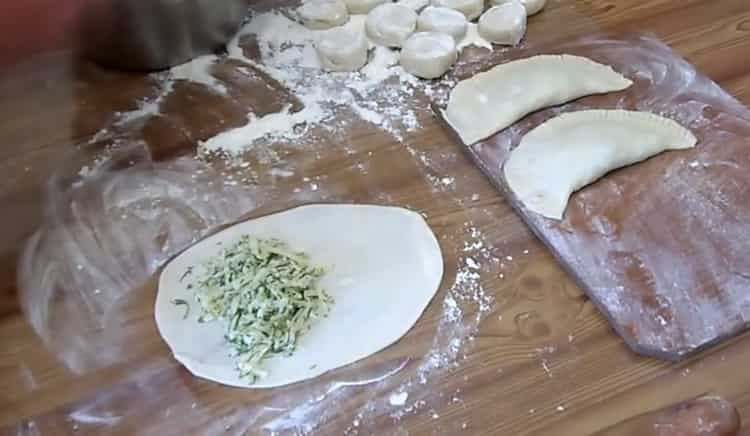 Pour faire des chebureks avec du fromage, mettez la garniture sur la pâte