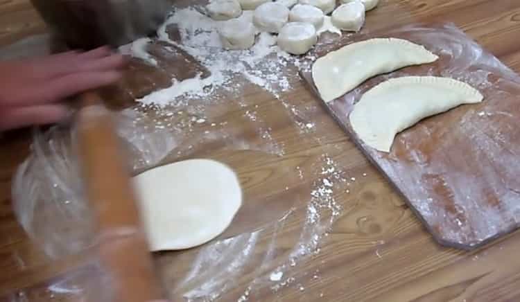 Pour faire des chebureks avec du fromage, étaler la pâte