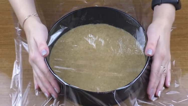 За да направите чийзкейк без печене, поставете основата в хладилника