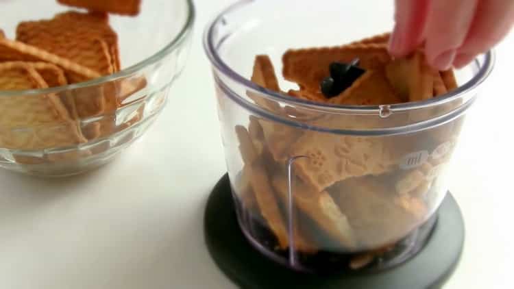 Para hacer un pastel de queso sin hornear, prepare los ingredientes.