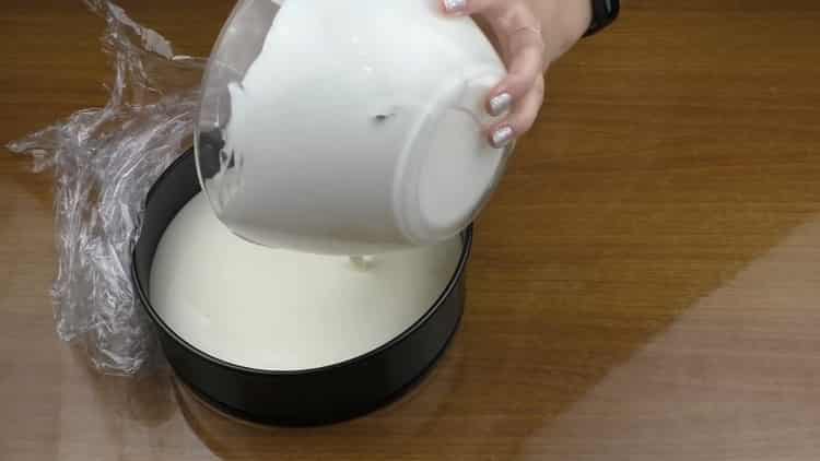 За да приготвите чийзкейк без печене, поставете пълнежа върху основата