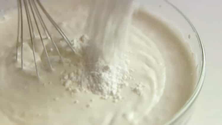 Para hacer un pastel de queso sin hornear, mezcle los ingredientes para el relleno