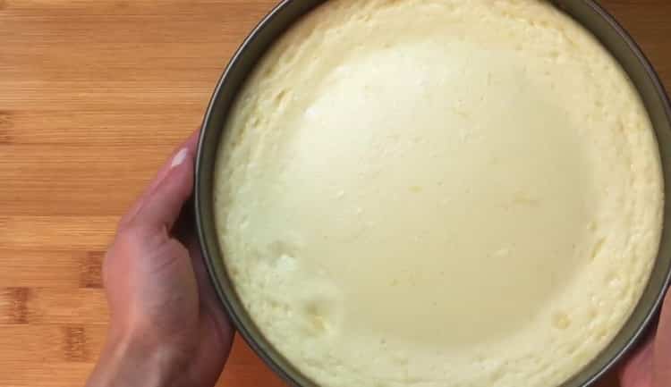 Klassischer Käsekuchen mit einem schrittweisen Rezept mit einem Foto