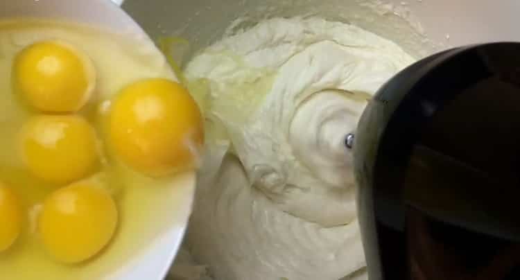 Mischen Sie alle Zutaten, um einen klassischen Käsekuchen zu machen.