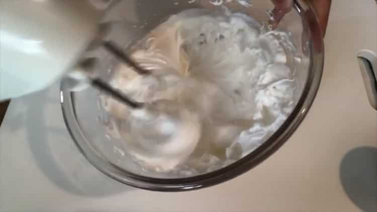 За да направите чийзкейк с маскарад и печене, разбийте белтъците