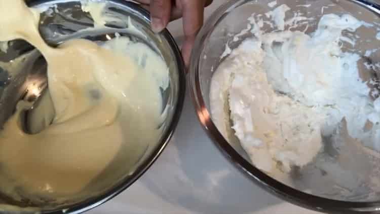 За да приготвите чийзкейк с маскарад и сладкиши, смесете съставките.