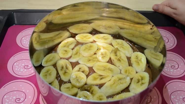 Pentru a face o tortă cu banane de ciocolată, puneți banana pe aluat
