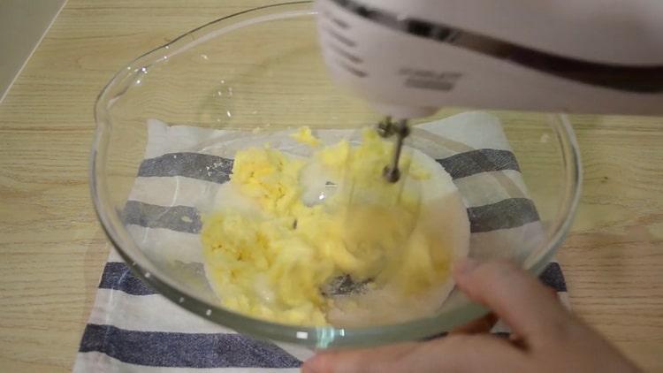 Pentru a face o tortă cu banane de ciocolată. pregătiți ingredientele