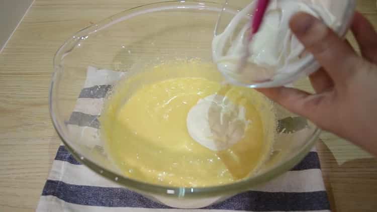 Amestecă ingredientele pentru brioșa cu banane de ciocolată.