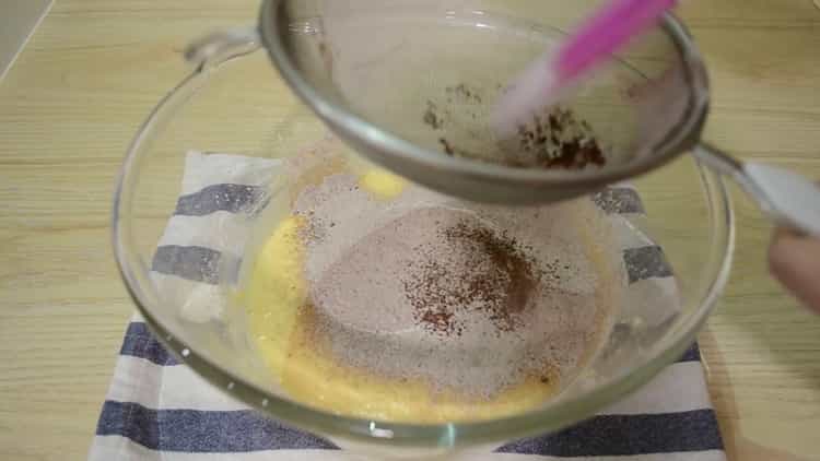 Adăugați făina pentru a face tortul cu banane de ciocolată.