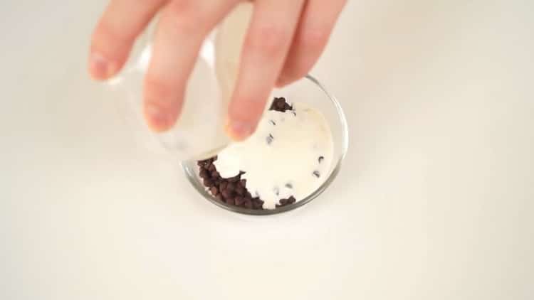 Upang makagawa ng isang keyk na banana banana, matunaw ang tsokolate