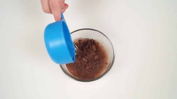 Para sa paggawa ng chocolate banana cake. ihanda ang mga sangkap