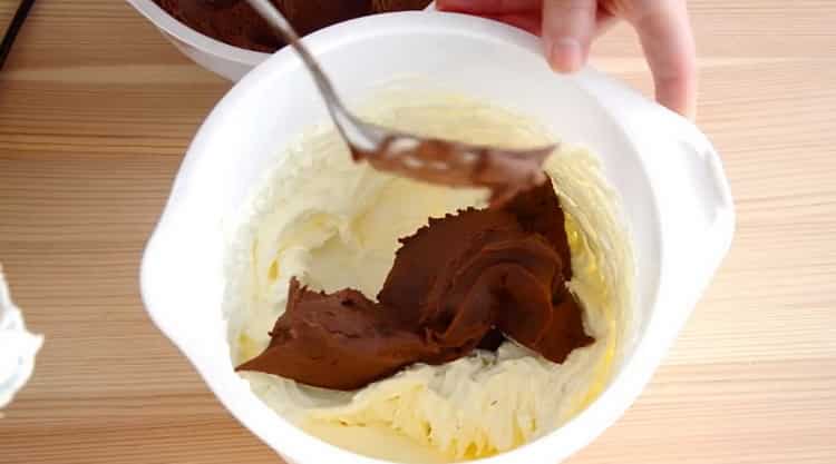 Pentru a face cupcakes cu ciocolată, faceți un aluat