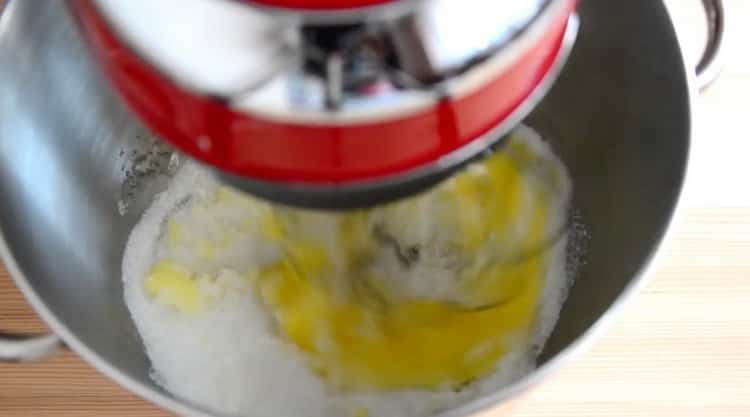 Amestecă ingredientele pentru cupcakes-ul cu ciocolată.