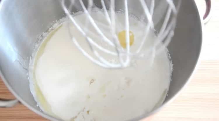 Pentru a face cupcakes cu ciocolată, faceți o cremă