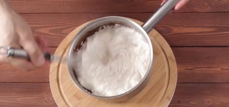 Afegiu els rovells per fer magdalenes de xocolata