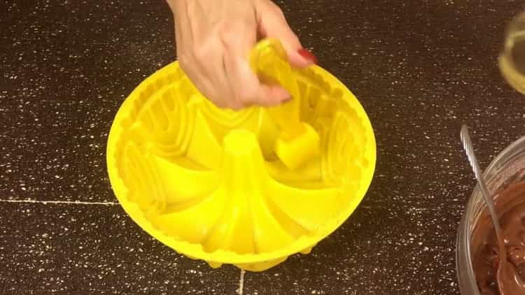 For at fremstille en chokolademuffin med kirsebær, smør formen med smør