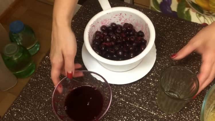 Forbered en ingrediens til at lave en chokolademuffin med kirsebær