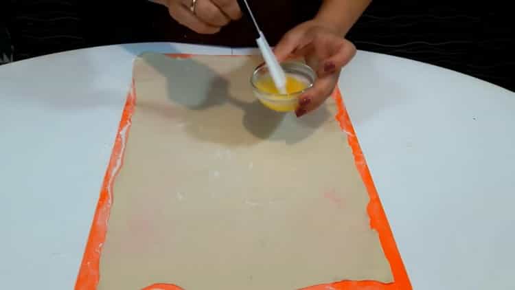 Smør dejen til at lave smørdejerstrudel