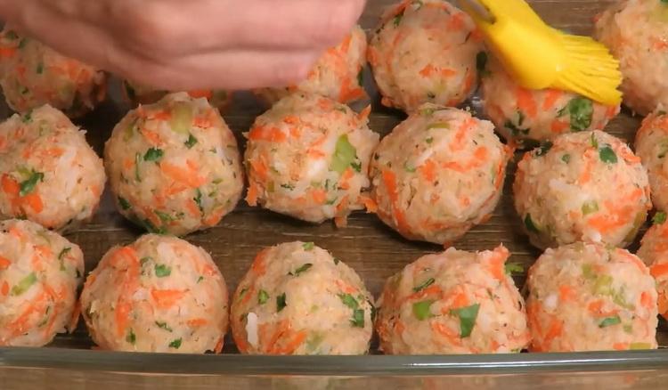 Pentru a găti chiftelute, preîncălziți cuptorul