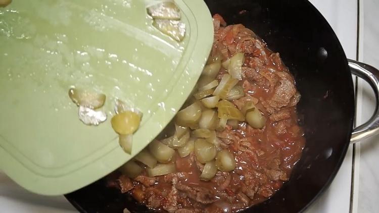 Добавете краставици за готвене