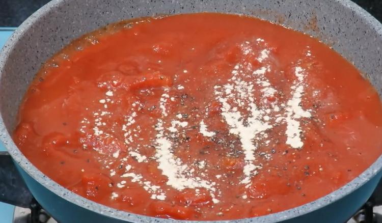 Adăugați condimente pentru a găti chiftele