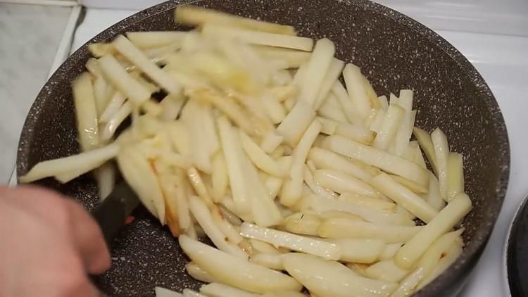 За готвене нарежете картофите