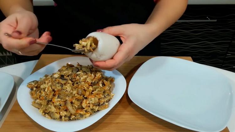 Para cocinar, poner el relleno en el calamar