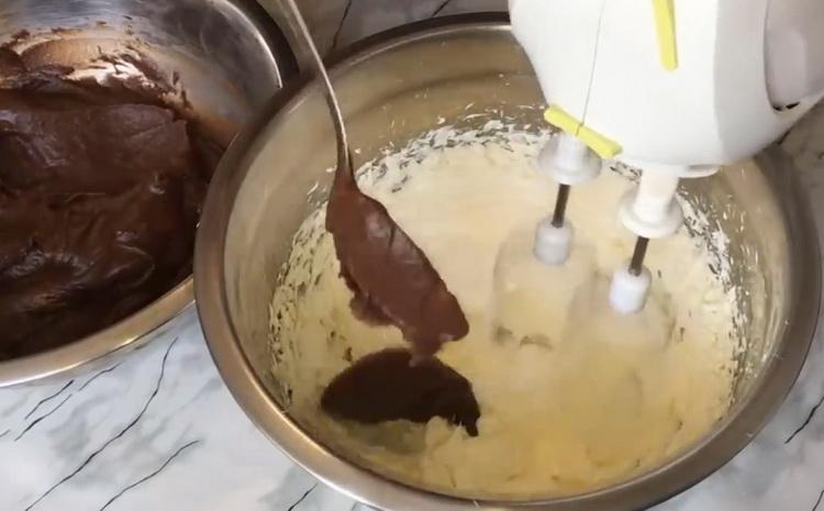 Mischen Sie die Zutaten, um den Kuchen zu machen.