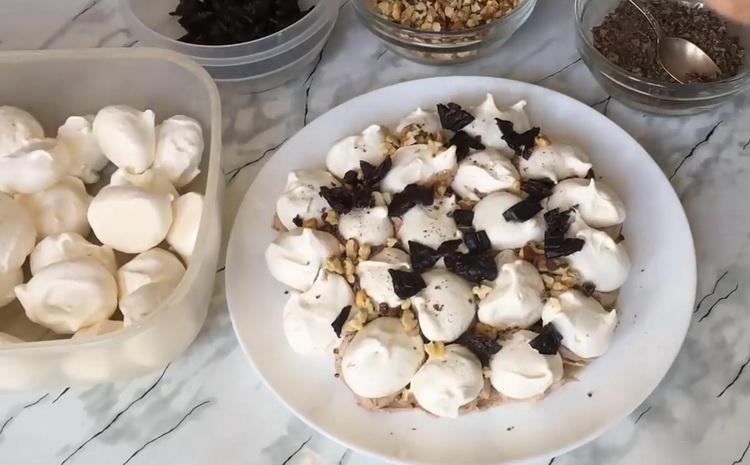 Mit Pflaumen bestreuen, um einen Kuchen zu backen