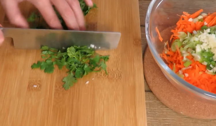 Pentru a găti chiftele, tocați verdeața