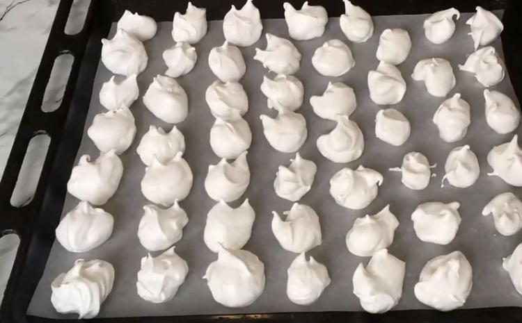 Um einen Kuchen zu backen, heizen Sie den Ofen vor