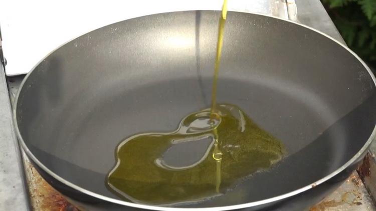 Pentru a găti creveți de tigru, încălziți o tigaie