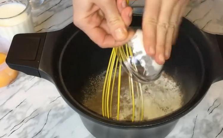 Um einen Kuchen zu machen, mischen Sie die Zutaten für die Sahne