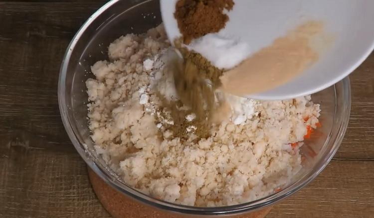 Adăugați condimente pentru a găti chiftele