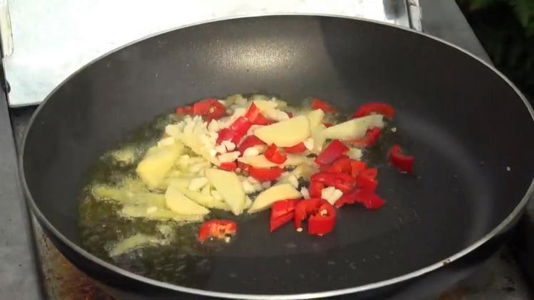 Pentru a face creveți de tigru, pregătiți sosul