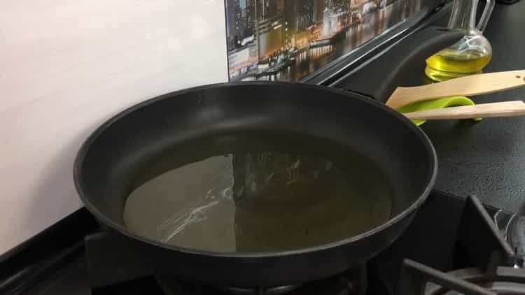 Pentru a face clătite de cartofi, tocați tigaia