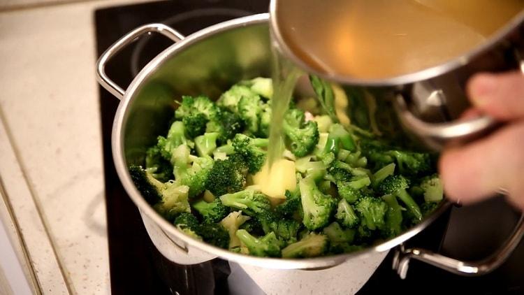 Adăugați supa pentru a face supă