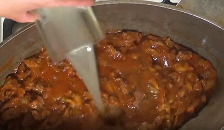 Afegiu salmorra a la carn amb les cebes i els cogombres.