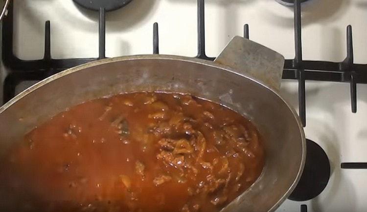 Amaniu el plat amb sal i pebre.