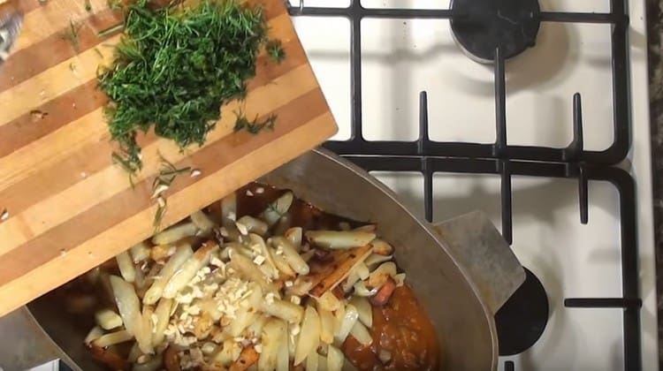 Enviem les patates al calderó per obtenir carn, afegim all picat i herbes.