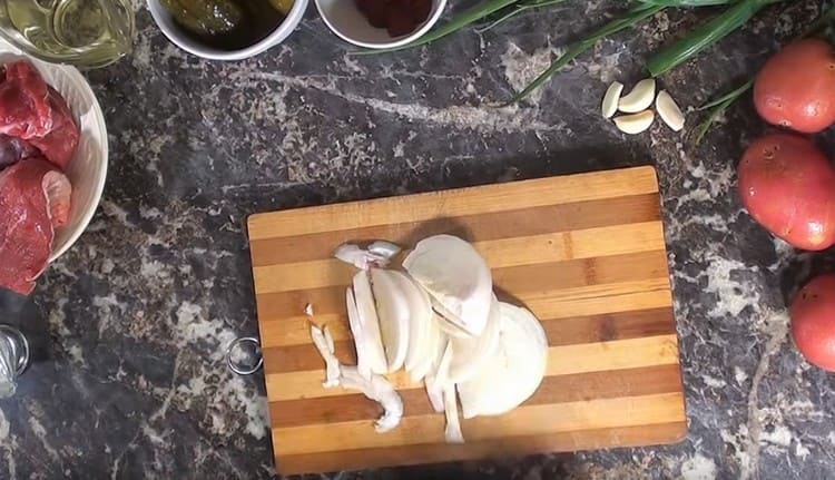 Talleu la ceba a mitges anelles.