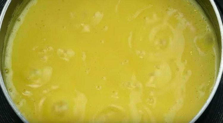 Cuire la crème jusqu'à épaississement.