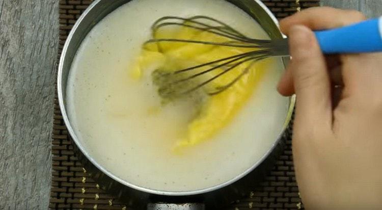 Ajouter la gélatine à la crème.