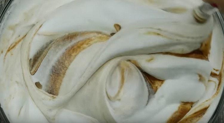 Mélangez la crème avec la masse au chocolat aux œufs.