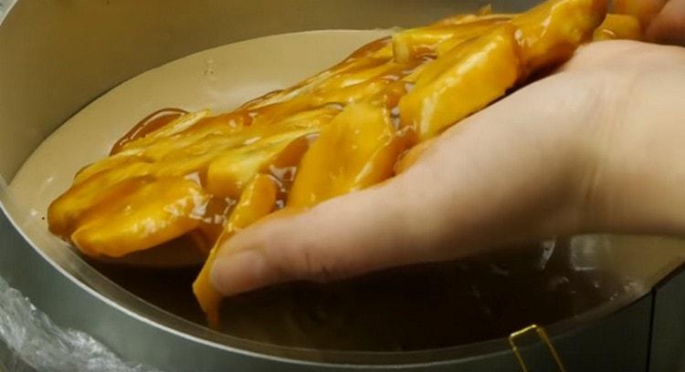 Nous avons étalé le gâteau à la banane sur la mousse.