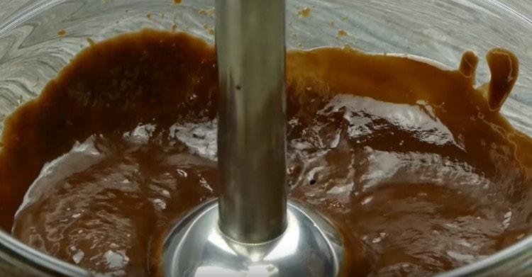 Nous interrompons la masse avec un mélangeur submersible jusqu'à l'obtention d'une texture lisse.