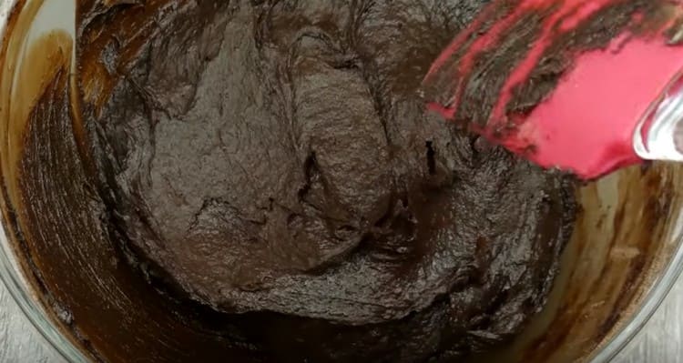 Mélanger la pâte assez épaisse.