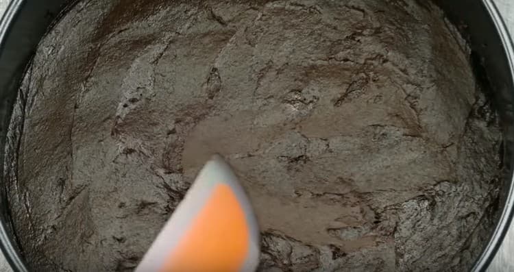 On étale la pâte dans un moule et on fait cuire pendant 15 minutes.